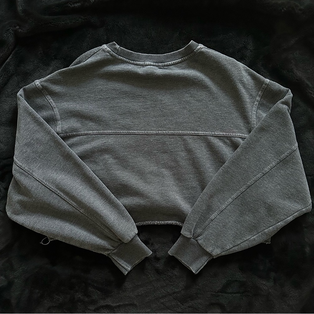 Women’s Garage cropped gray cropped sweatshirt w purple lettering sz medium - Picture 9 of 9